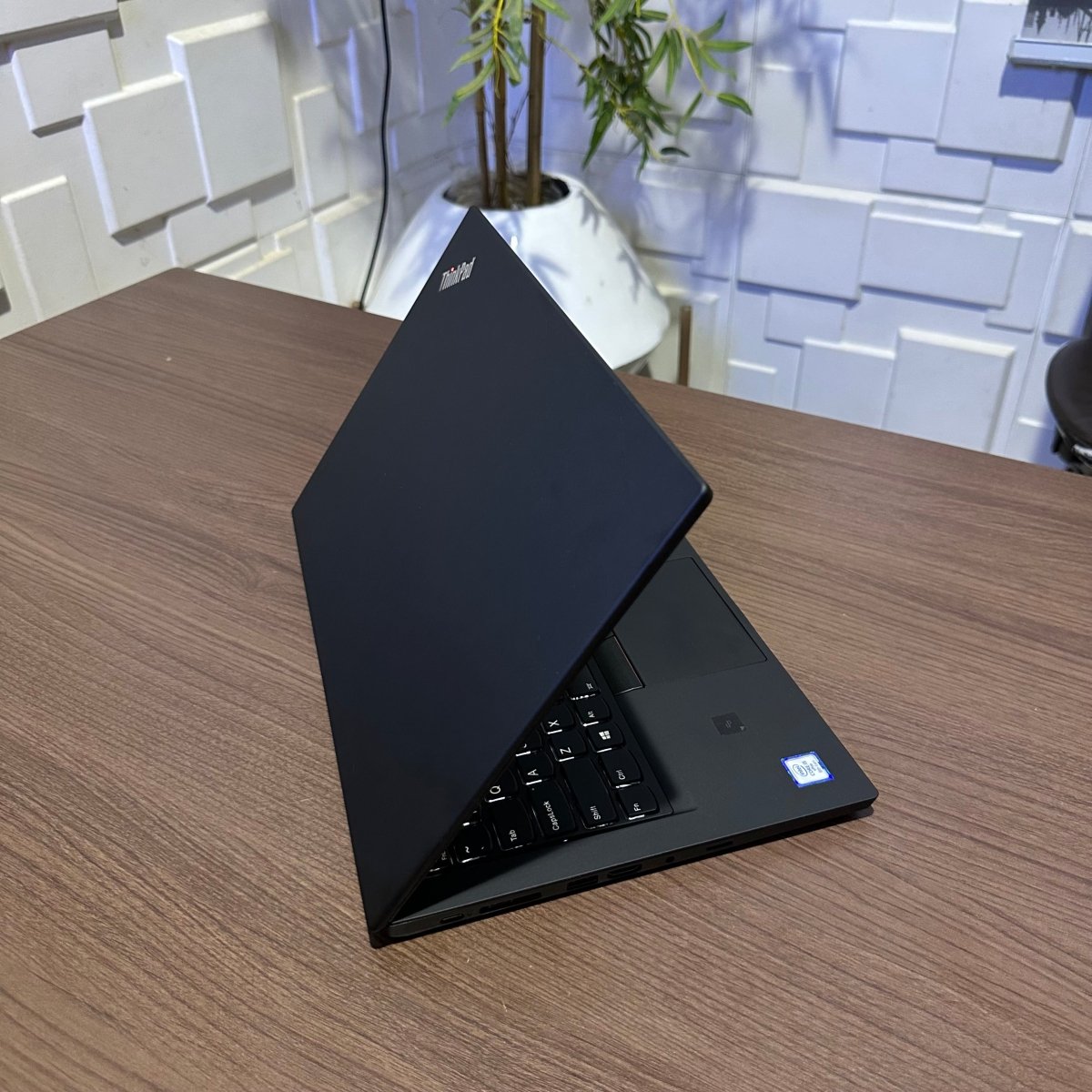 Lenovo ThinkPad T490 - 8th Gen. Intel Core i5 - 256GB SSD - 16GB RAM - Keyboard Light