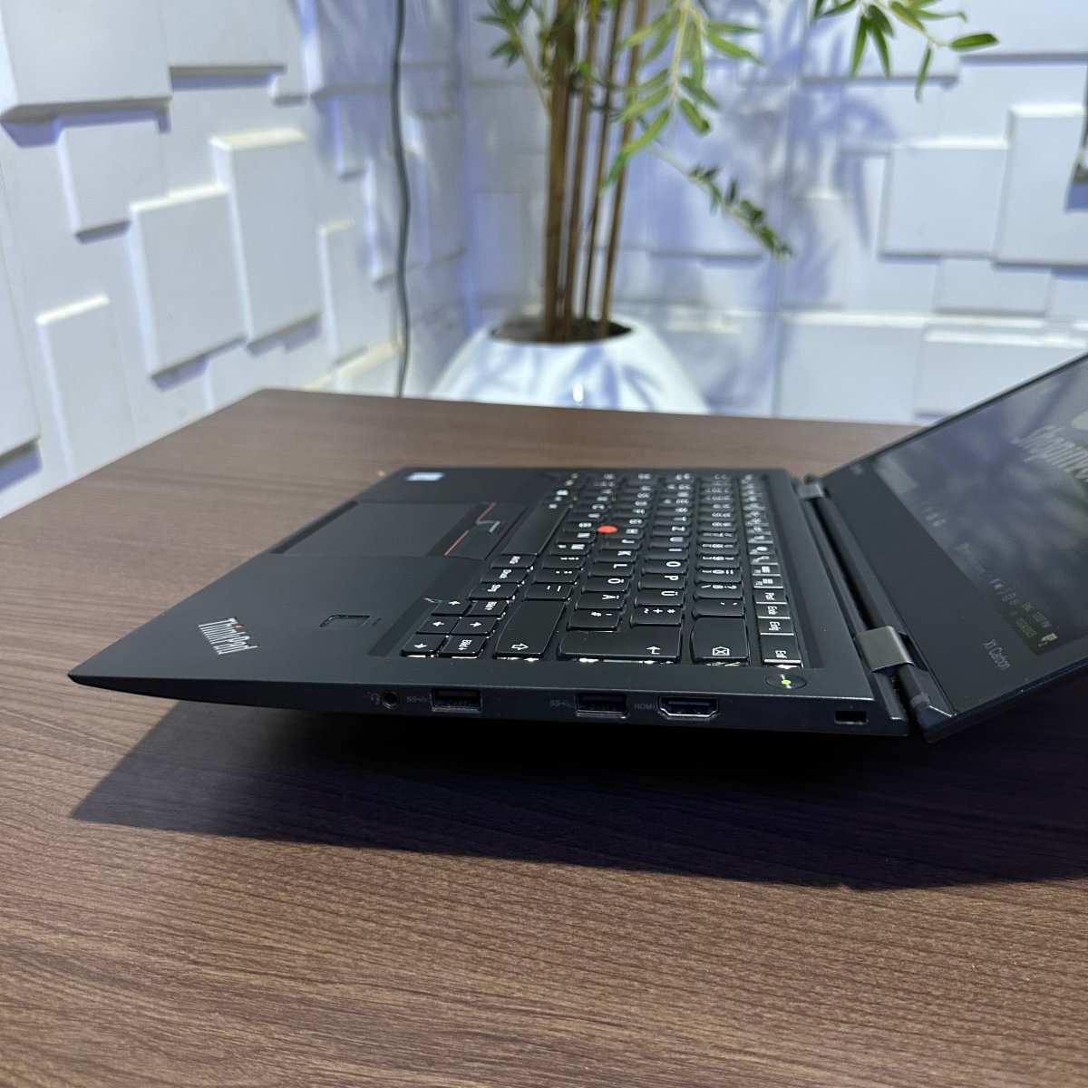 Lenovo ThinkPad X1 Carbon - 6th Gen. Intel Core i5 - 256GB SSD - 8GB RAM - Keyboard Light