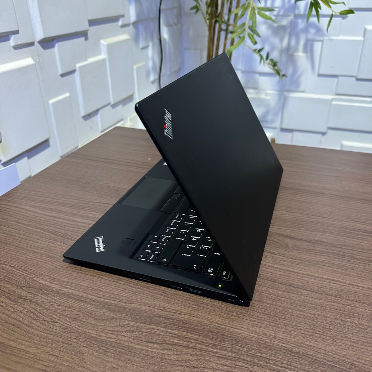 Lenovo ThinkPad X1 Carbon - 6th Gen. Intel Core i5 - 256GB SSD - 8GB RAM - Keyboard Light