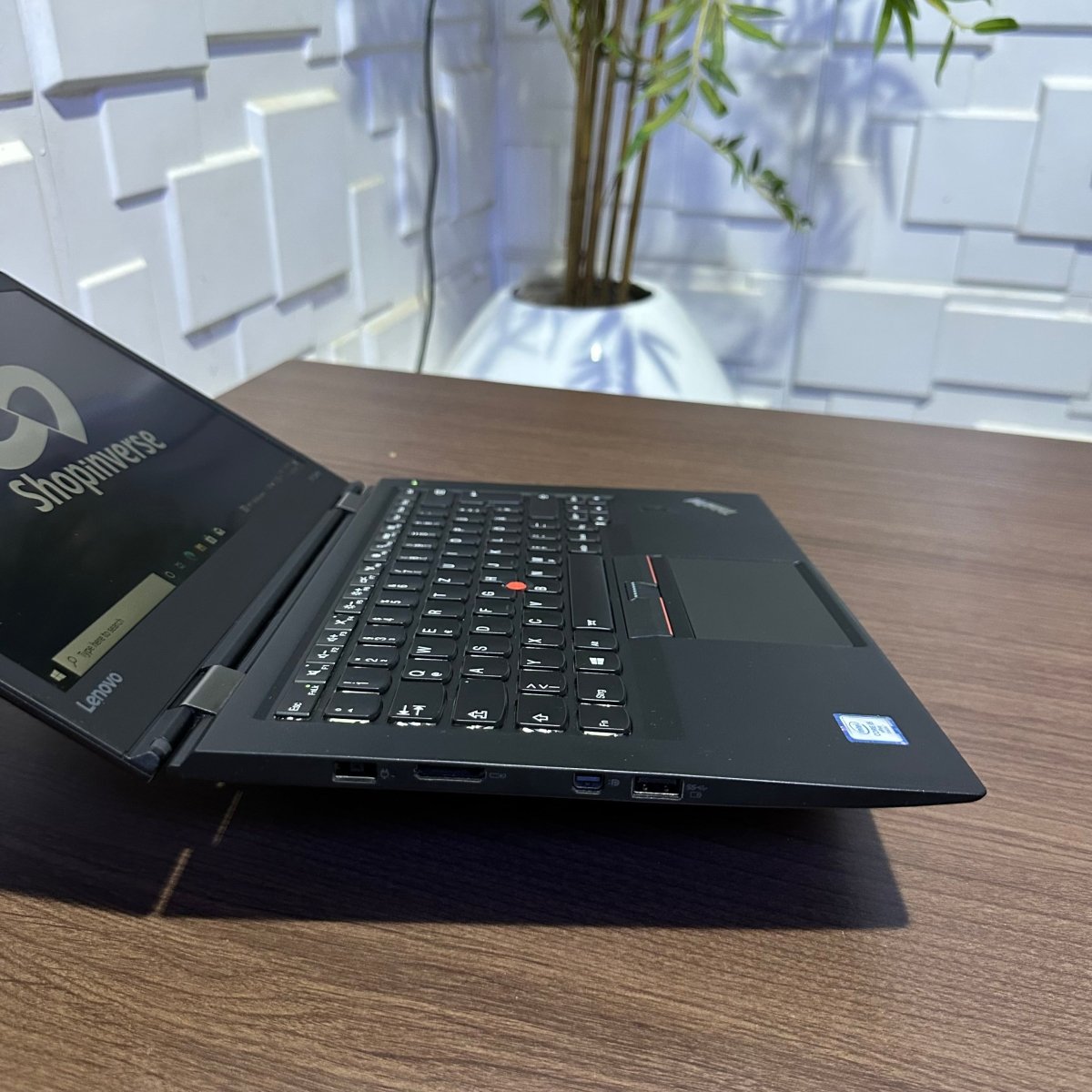 Lenovo ThinkPad X1 Carbon - 6th Gen. Intel Core i5 - 256GB SSD - 8GB RAM - Keyboard Light