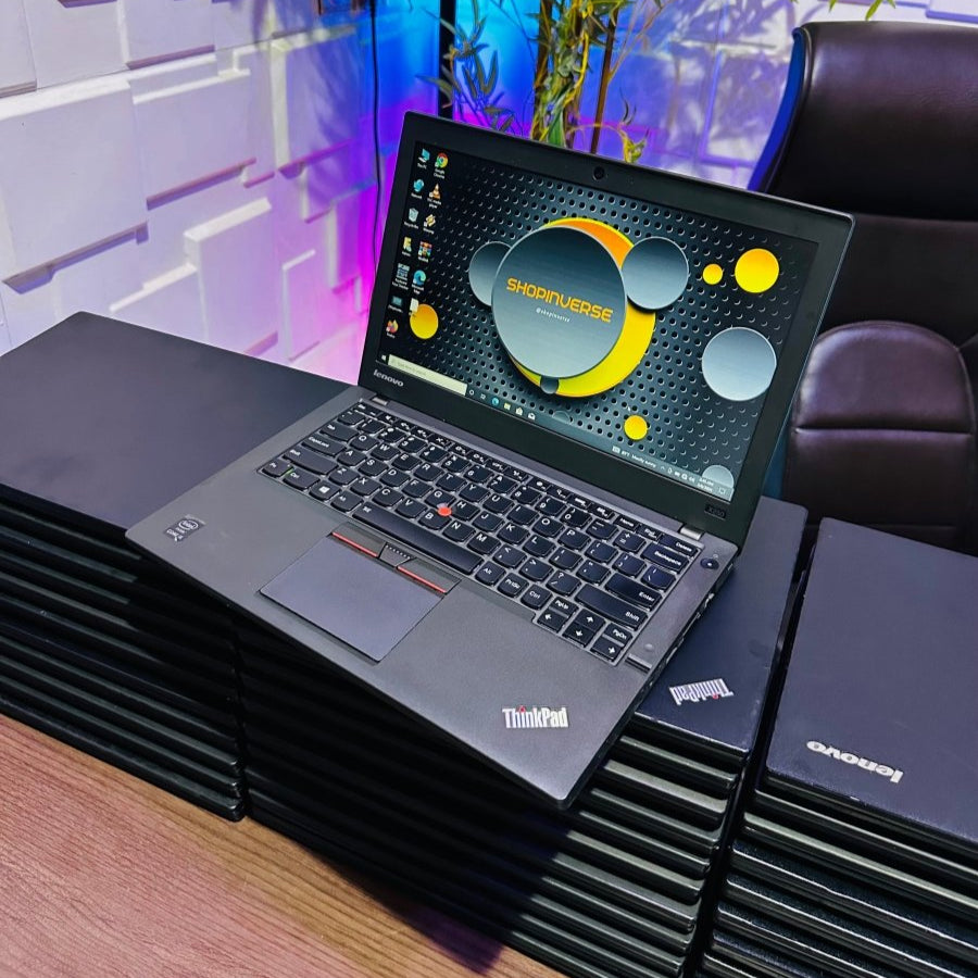 Lenovo ThinkPad X250 - Intel Core i5 - 256GB SSD - 8GB RAM - Keyboard Light - 2 Batteries - (Minor body crack)