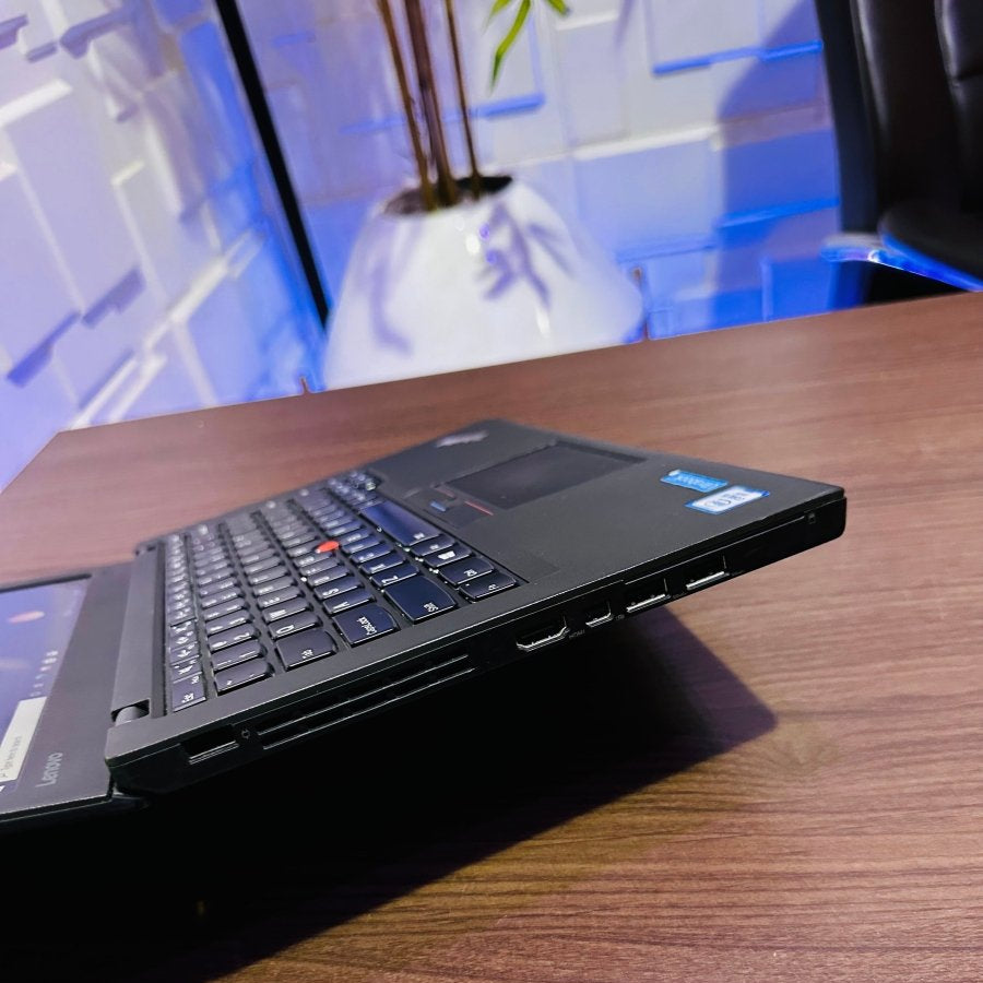 Lenovo ThinkPad X260 - 6th Gen. Intel Core i5 - 256GB SSD - 8GB RAM - Keyboard Light - 2 Batteries