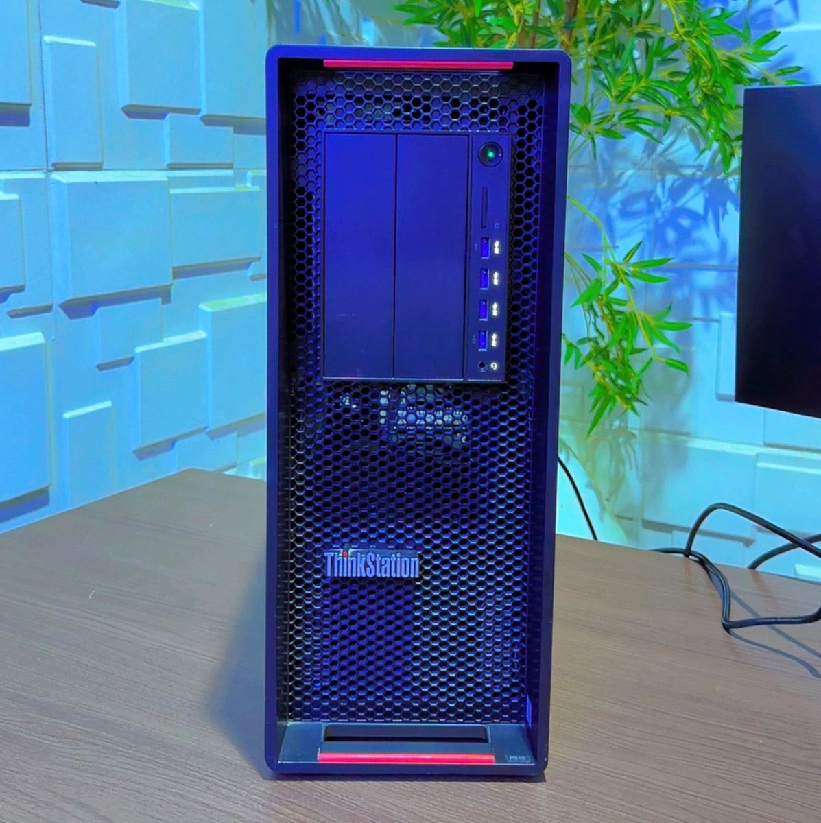 Lenovo ThinkStation P510 Desktop CPU - Intel Xeon E5 - 1620 v4 - 2TB HDD - 16GB RAM - 1GB Nvidia