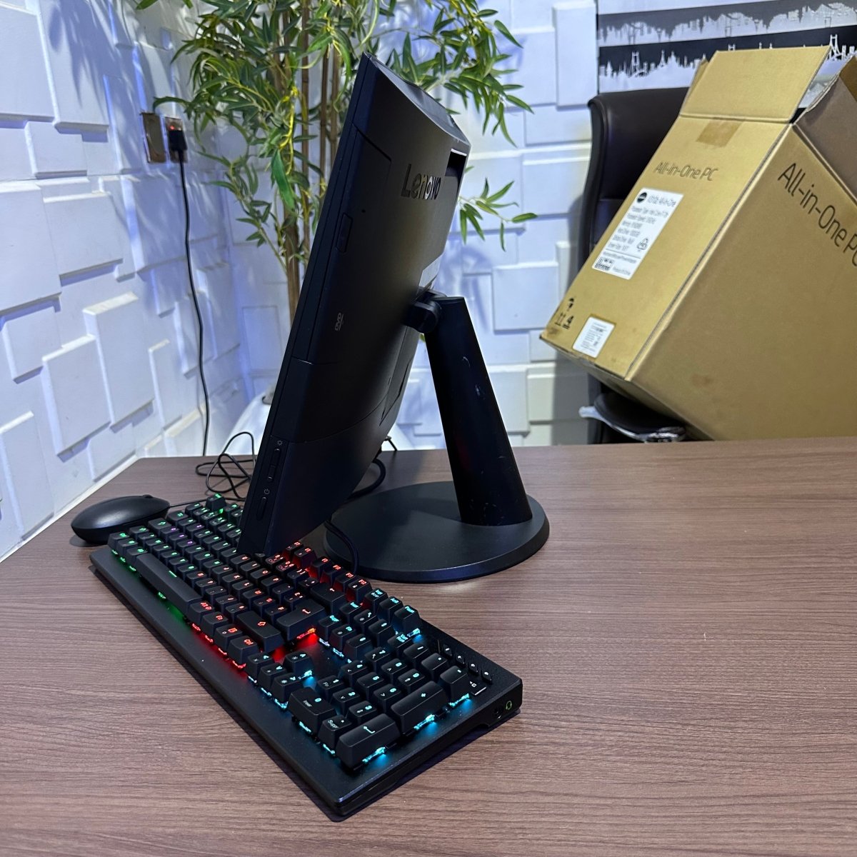Lenovo V310z All - in - One - 7th Gen. Intel Core i7 - 1TB HDD - 8GB RAM