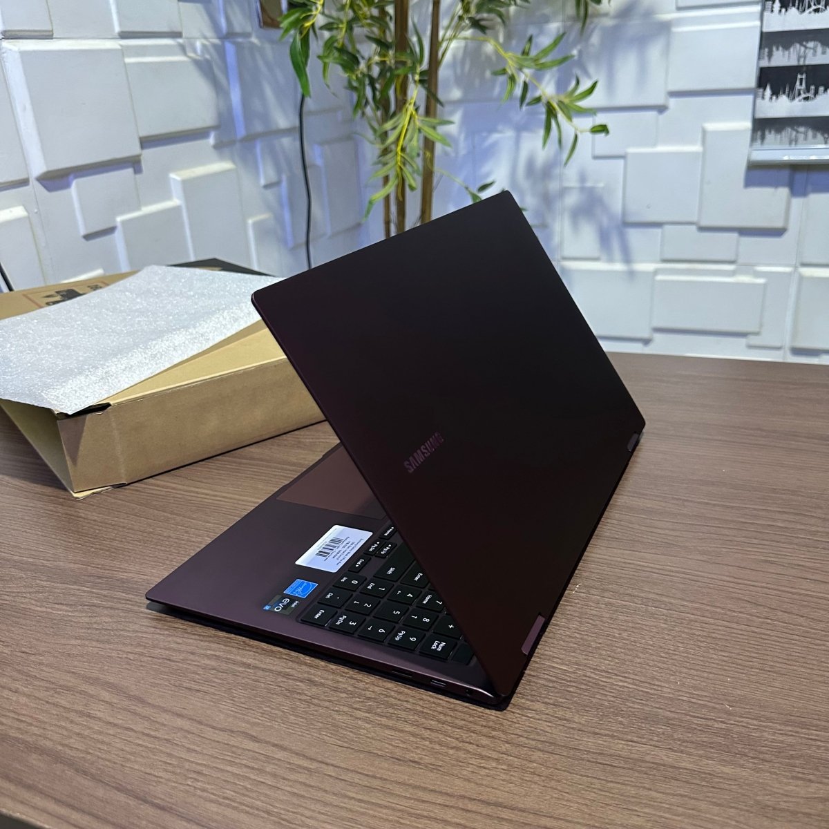 Samsung Galaxy Book 2 Pro 360 - 12th Gen. Intel Core i7 - 1TB SSD - 16GB RAM - Keyboard Light - Touchscreen