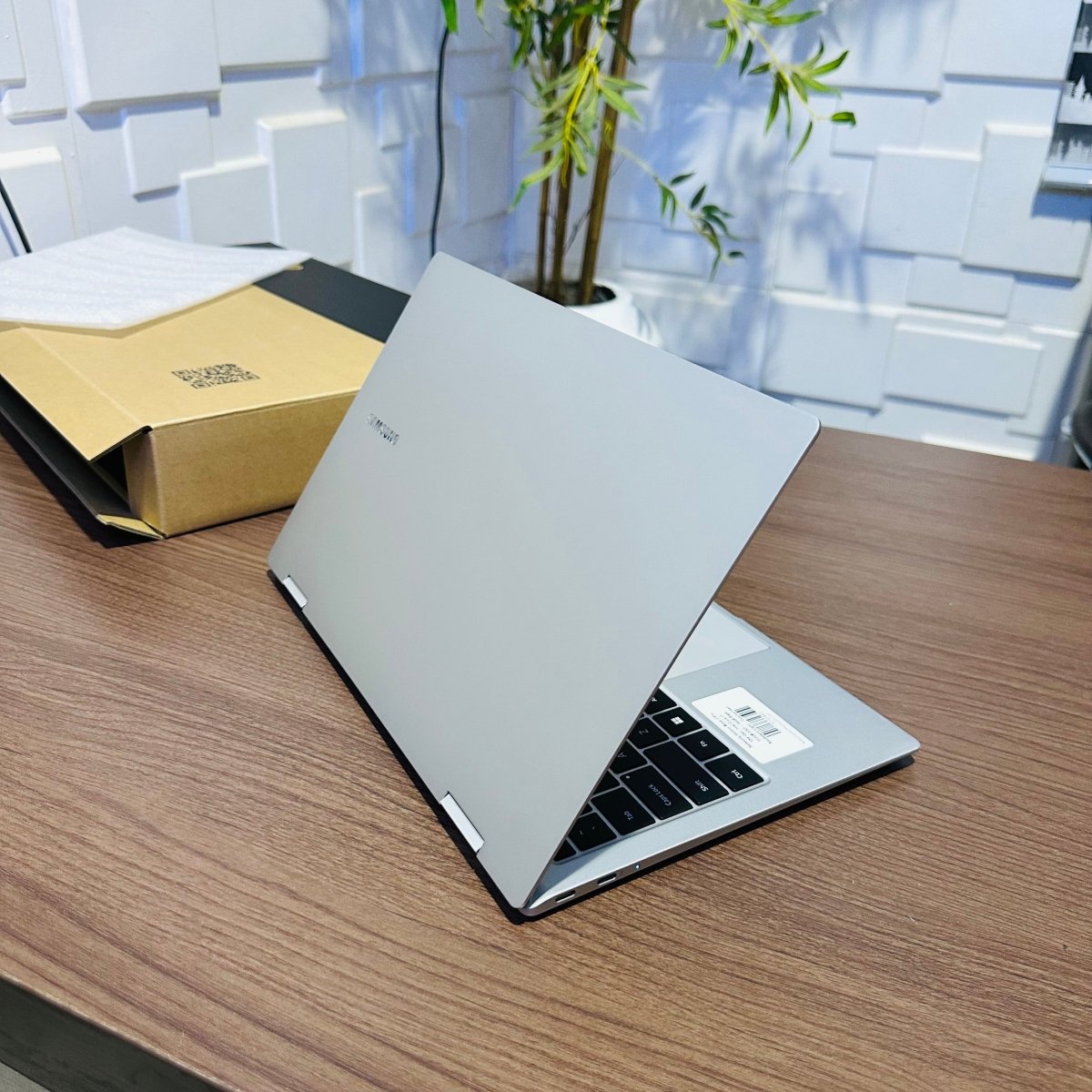 Samsung Galaxy Book 2 Pro 360 - 12th Gen. Intel Core i7 - 512GB SSD - 16GB RAM - Keyboard Light - Touchscreen