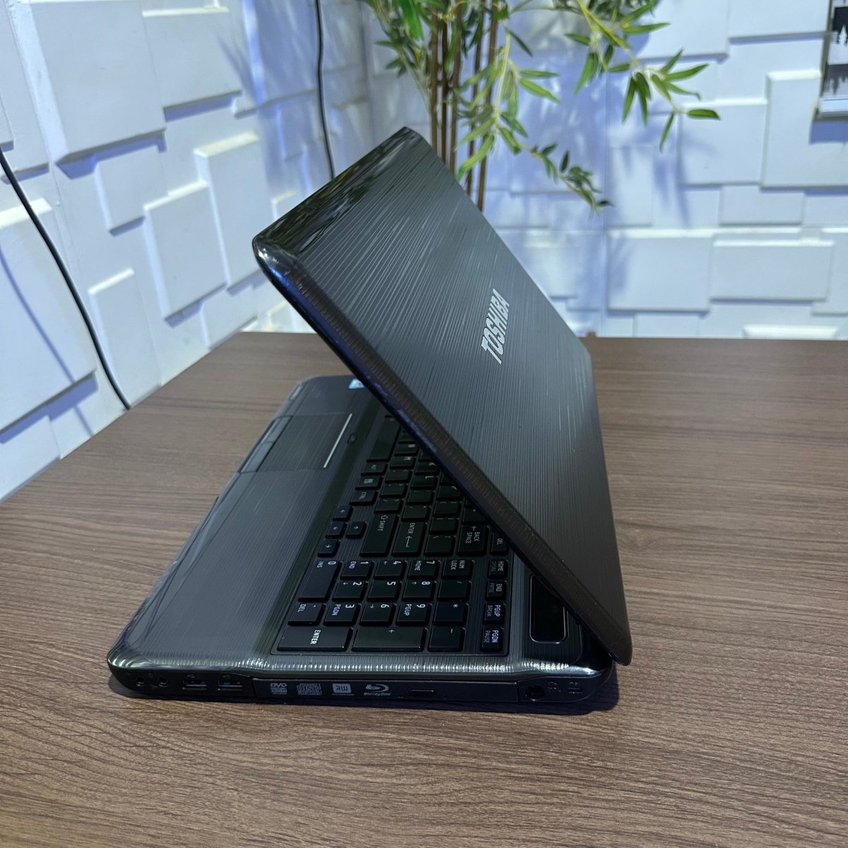 Toshiba Satellite P750 - Intel Core i7 - 500GB HDD - 6GB RAM - 1GB Nvidia Graphics