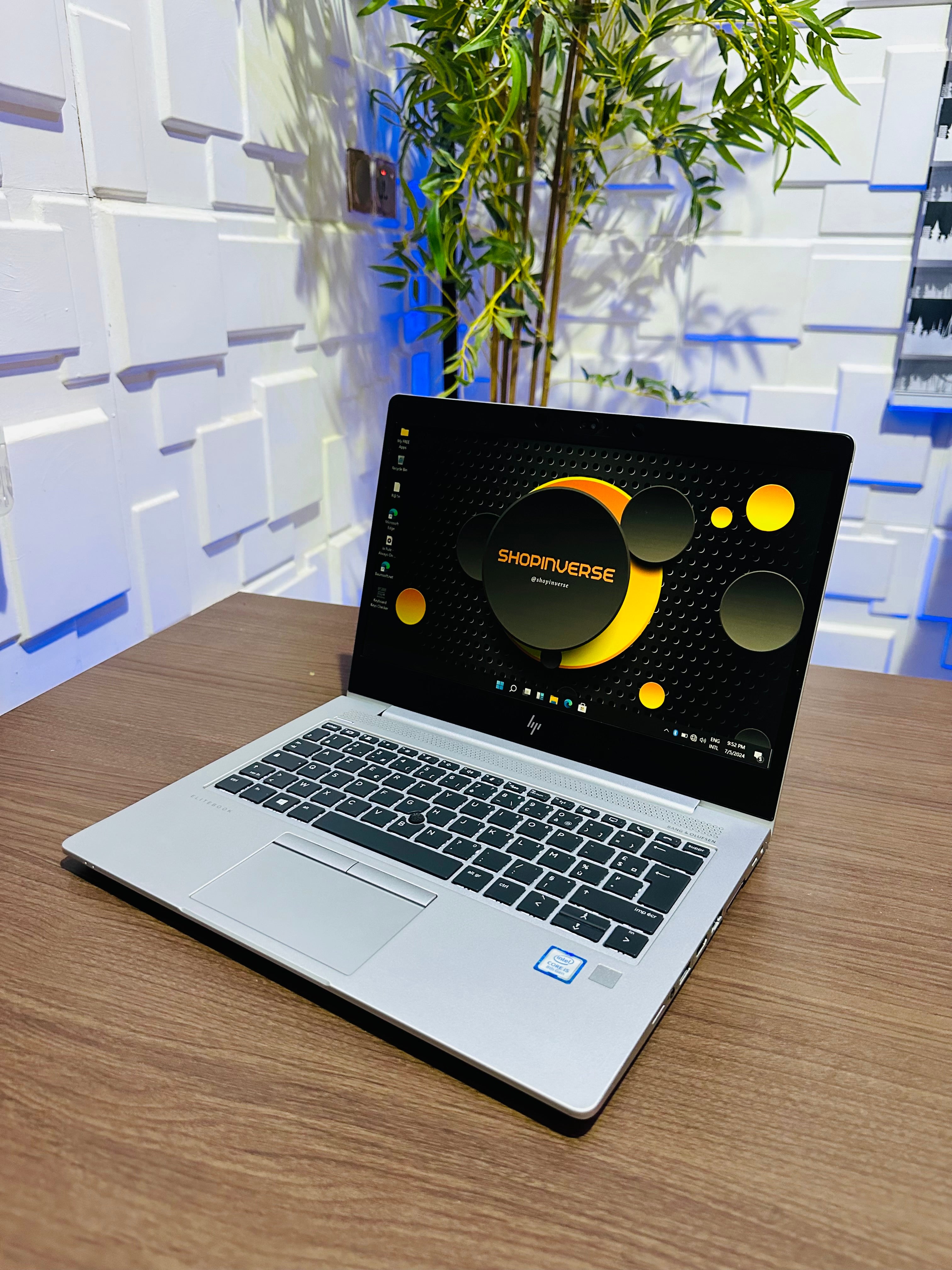 HP EliteBook 830 G5 - 8th Gen. Intel Core i5 - 256GB SSD - 8GB RAM