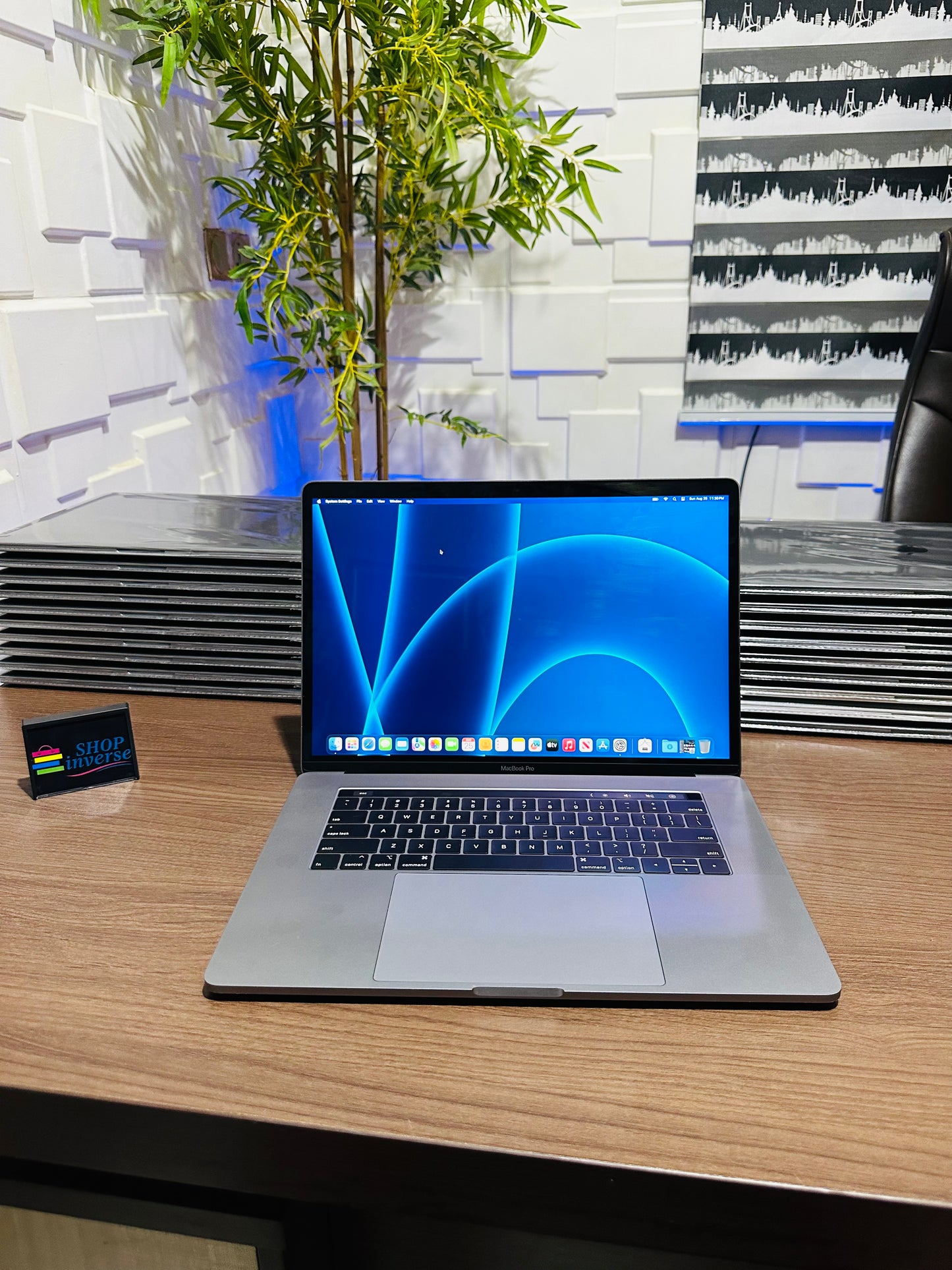 Apple MacBook Pro 2018 - Intel Core i7 - 500GB SSD - 32GB RAM - 4GB Dedicated Graphics - Touch ID - Touch Bar - Keyboard Light