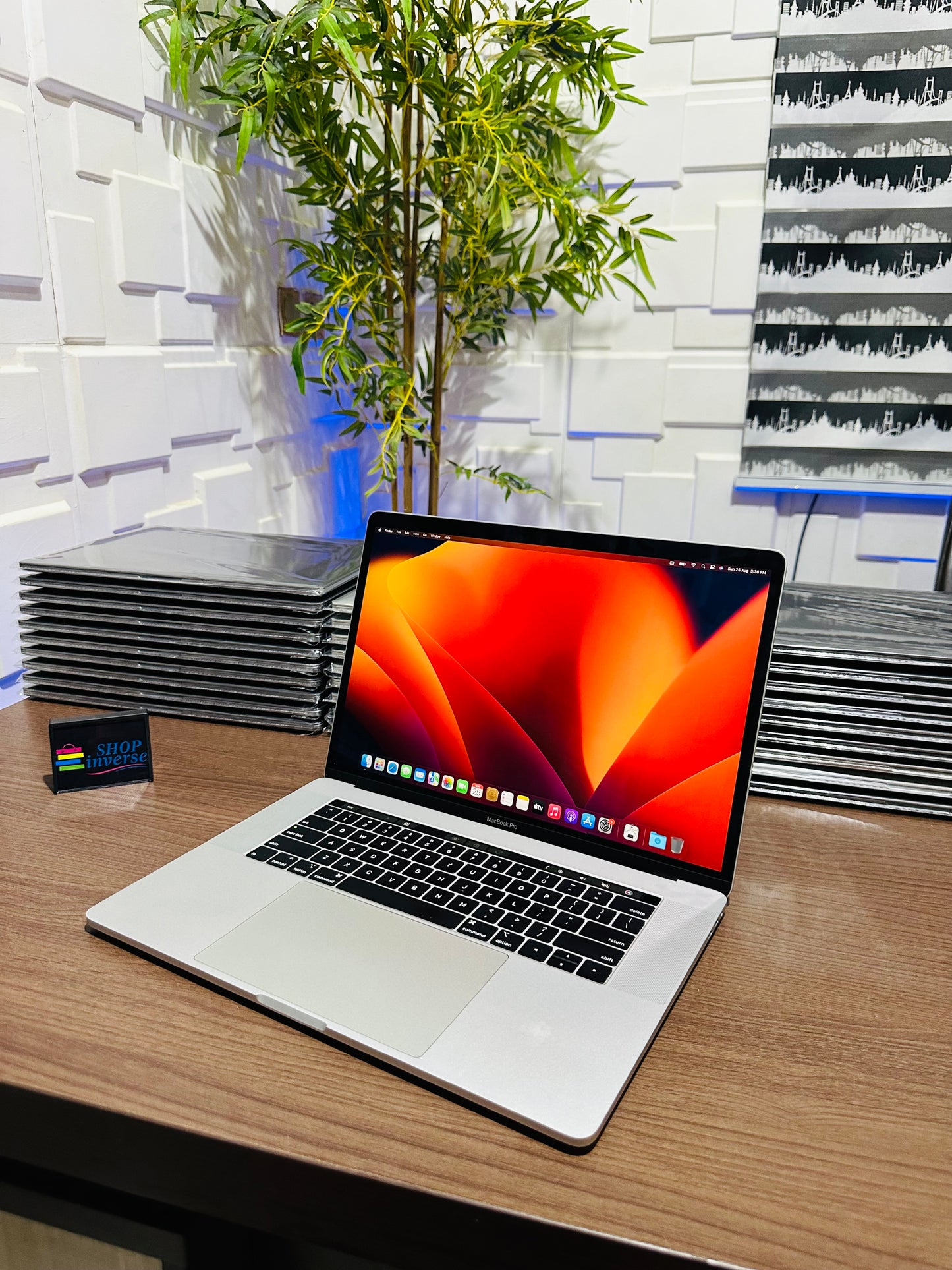 Apple MacBook Pro 2017 - Intel Core i7 - 256GB SSD - 16GB RAM - 2GB Dedicated Graphics - Touch ID - Touch Bar - Keyboard Light