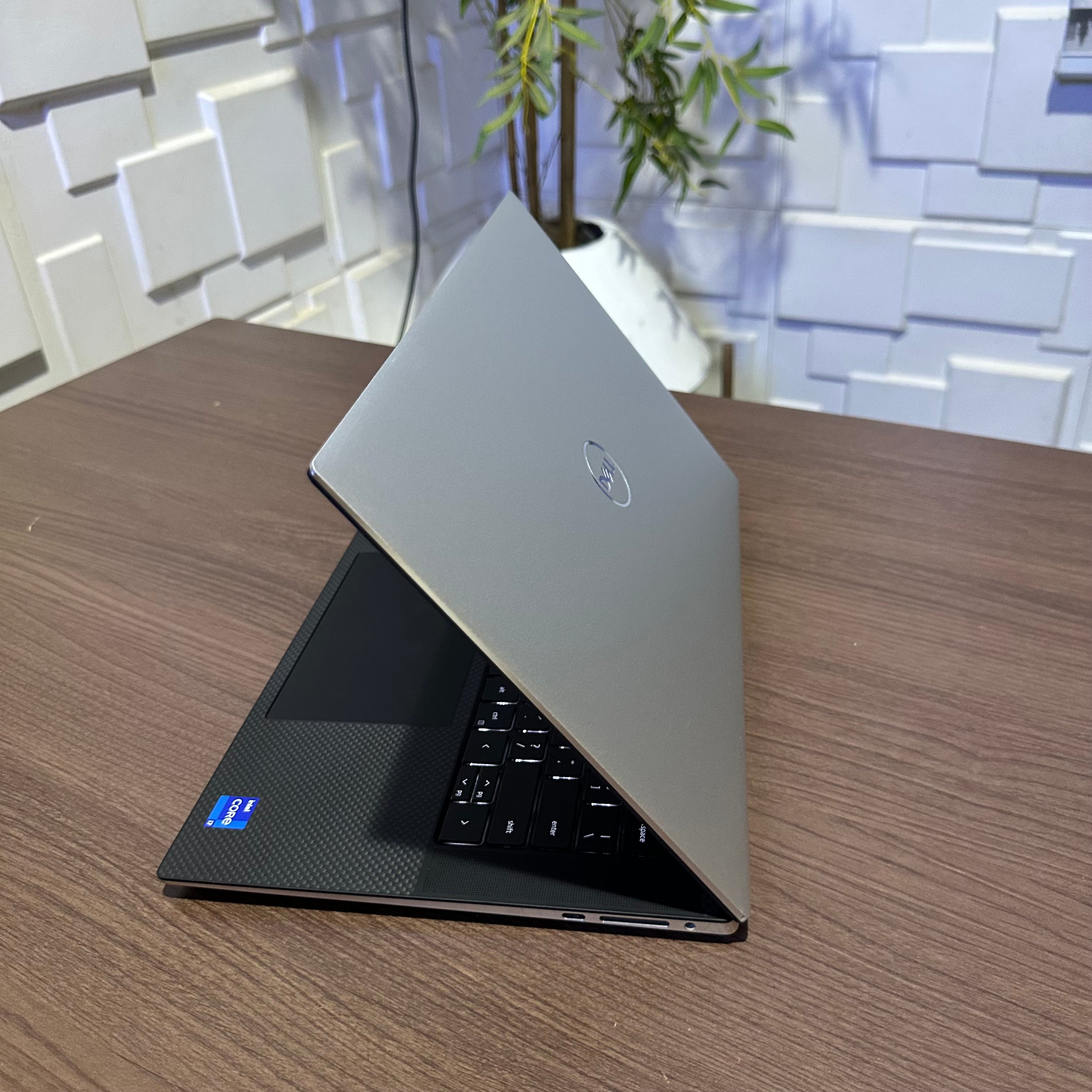 Dell XPS 17 9700 - 10th Gen Intel Core i9 - 512GB SSD - 16GB RAM - 6GB Nvidia GeForce RTX 2060 - Keyboard Light - 4K Display - Touchscreen - (Tiny line on screen)