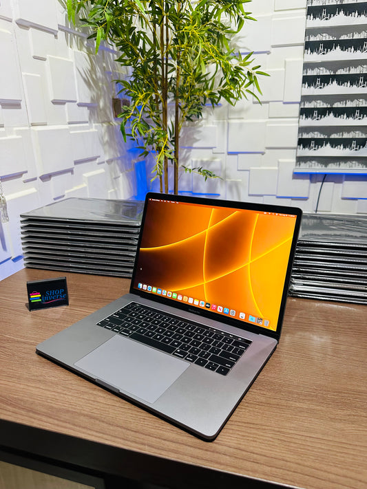 Apple MacBook Pro 2018 - Intel Core i9 - 4TB SSD - 32GB RAM - 4GB Dedicated Graphics - Touch ID - Touch Bar - Keyboard Light