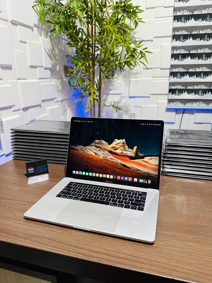 Apple MacBook Pro 2018 - Intel Core i7 - 500GB SSD - 16GB RAM - 4GB Dedicated Graphics - Touch ID - Touch Bar - Keyboard Light