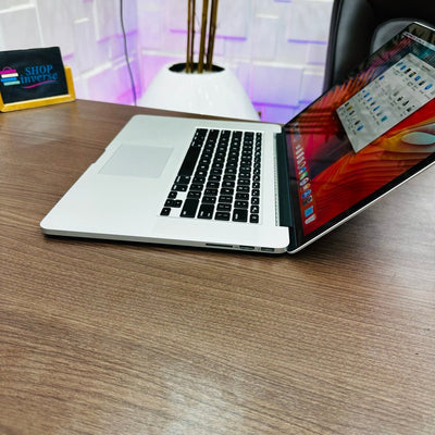 15 - inch Apple MacBook Pro Retina 2015 - Intel Core i7 - 256GB SSD - 16GB RAM - Keyboard Light