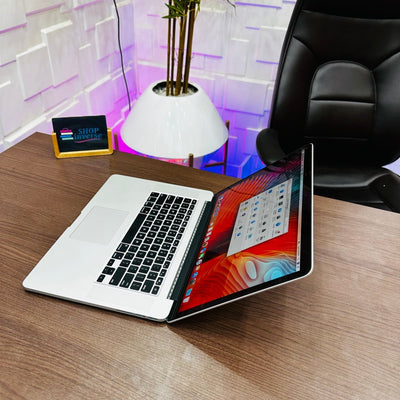 15 - inch Apple MacBook Pro Retina 2015 - Intel Core i7 - 256GB SSD - 16GB RAM - Keyboard Light