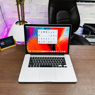 15 - inch Apple MacBook Pro Retina 2015 - Intel Core i7 - 256GB SSD - 16GB RAM - Keyboard Light