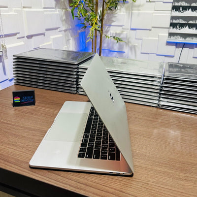 16 - inch Apple MacBook Pro 2019 - Intel Core i7 - 1TB SSD - 32GB RAM - 4GB Dedicated Graphics - Touch ID - Touch Bar - Keyboard Light