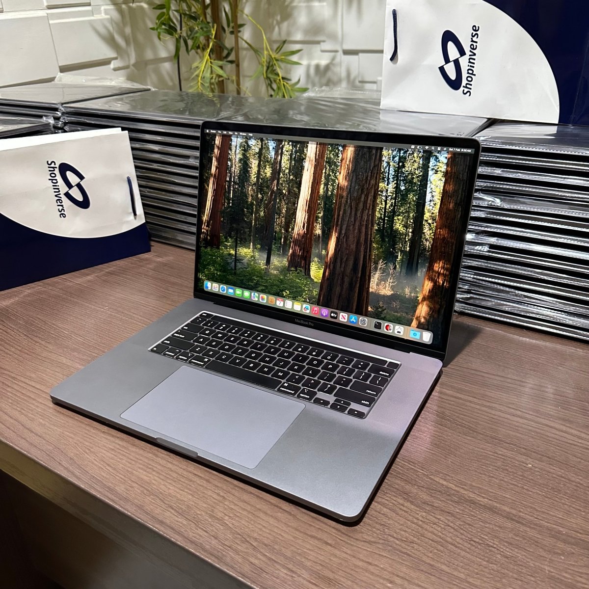 16 - inch Apple MacBook Pro 2019 - Intel Core i7 - 500GB SSD - 16GB RAM - 4GB Dedicated Graphics - Touch ID - Touch Bar - Keyboard Light