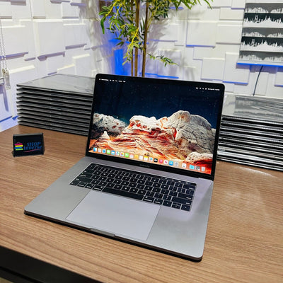 16 - inch Apple MacBook Pro 2019 - Intel Core i7 - 500GB SSD - 16GB RAM - 4GB Dedicated Graphics - Touch ID - Touch Bar - Keyboard Light