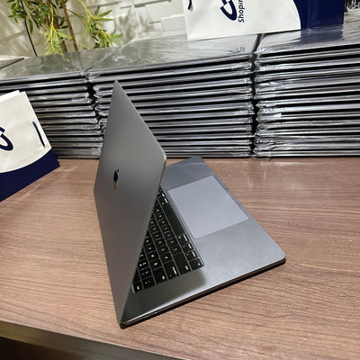 16 - inch Apple MacBook Pro 2019 - Intel Core i7 - 500GB SSD - 16GB RAM - 4GB Dedicated Graphics - Touch ID - Touch Bar - Keyboard Light