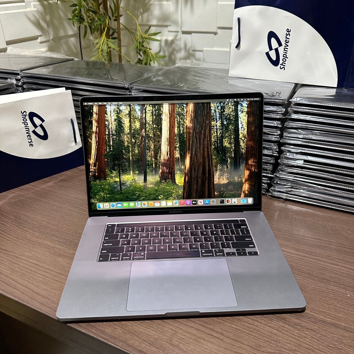 16 - inch Apple MacBook Pro 2019 - Intel Core i7 - 500GB SSD - 16GB RAM - 4GB Dedicated Graphics - Touch ID - Touch Bar - Keyboard Light