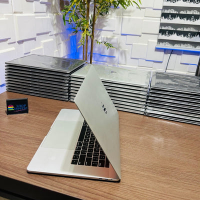 16 - inch Apple MacBook Pro 2019 - Intel Core i7 - 500GB SSD - 16GB RAM - 4GB Dedicated Graphics - Touch ID - Touch Bar - Keyboard Light