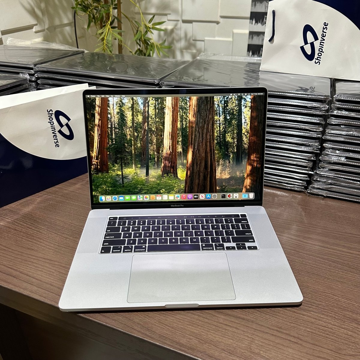 16 - inch Apple MacBook Pro 2019 - Intel Core i7 - 500GB SSD - 32GB RAM - 4GB Dedicated Graphics - Touch ID - Touch Bar - Keyboard Light