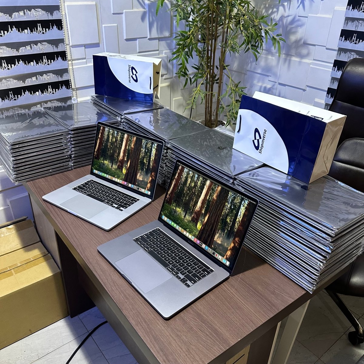 16 - inch Apple MacBook Pro 2019 - Intel Core i7 - 500GB SSD - 32GB RAM - 4GB Dedicated Graphics - Touch ID - Touch Bar - Keyboard Light
