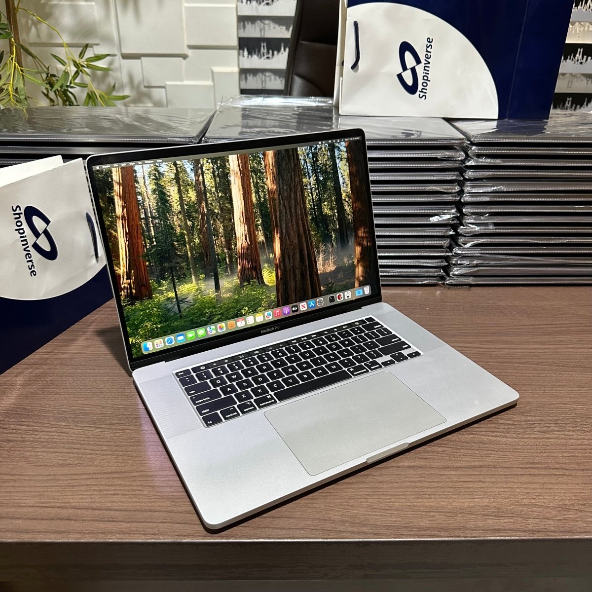 16 - inch Apple MacBook Pro 2019 - Intel Core i7 - 500GB SSD - 32GB RAM - 4GB Dedicated Graphics - Touch ID - Touch Bar - Keyboard Light