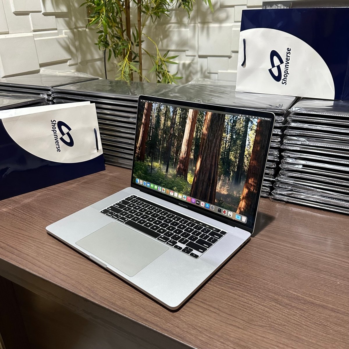 16 - inch Apple MacBook Pro 2019 - Intel Core i7 - 500GB SSD - 32GB RAM - 4GB Dedicated Graphics - Touch ID - Touch Bar - Keyboard Light