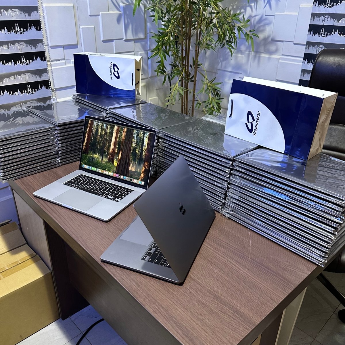 16 - inch Apple MacBook Pro 2019 - Intel Core i9 - 1TB SSD - 16GB RAM - 4GB Dedicated Graphics - Touch ID - Touch Bar - Keyboard Light