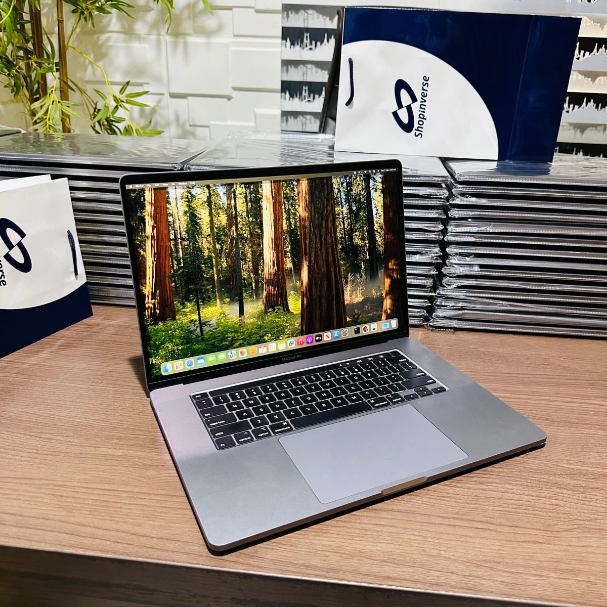 16 - inch Apple MacBook Pro 2019 - Intel Core i9 - 1TB SSD - 16GB RAM - 4GB Dedicated Graphics - Touch ID - Touch Bar - Keyboard Light