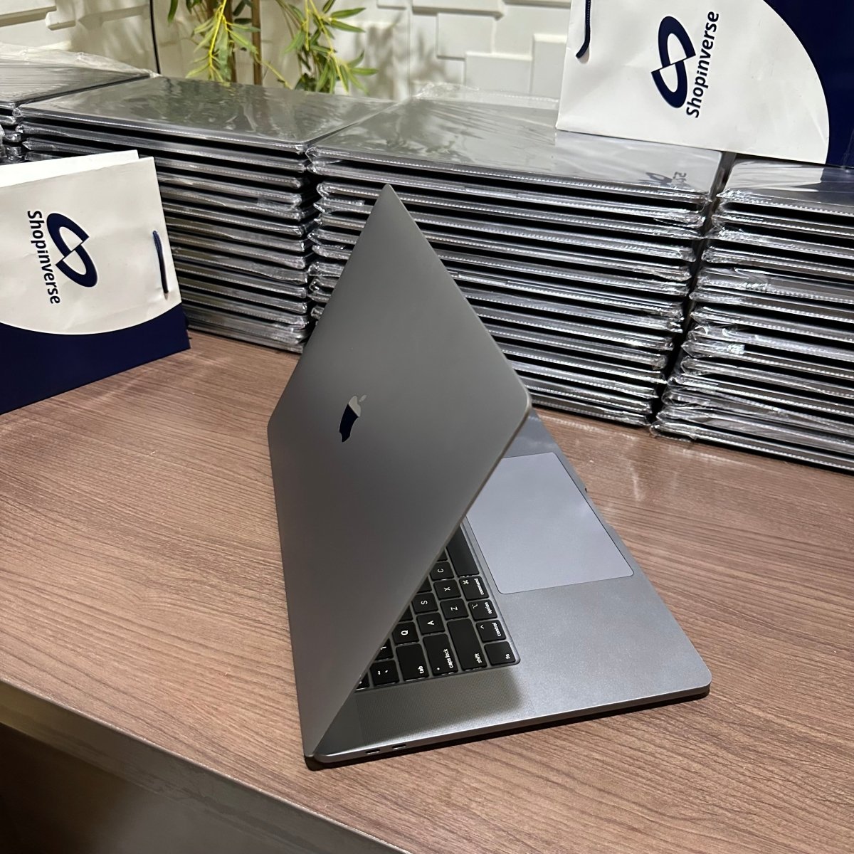 16 - inch Apple MacBook Pro 2019 - Intel Core i9 - 500GB SSD - 32GB RAM - 4GB Dedicated Graphics - Touch ID - Touch Bar - Keyboard Light