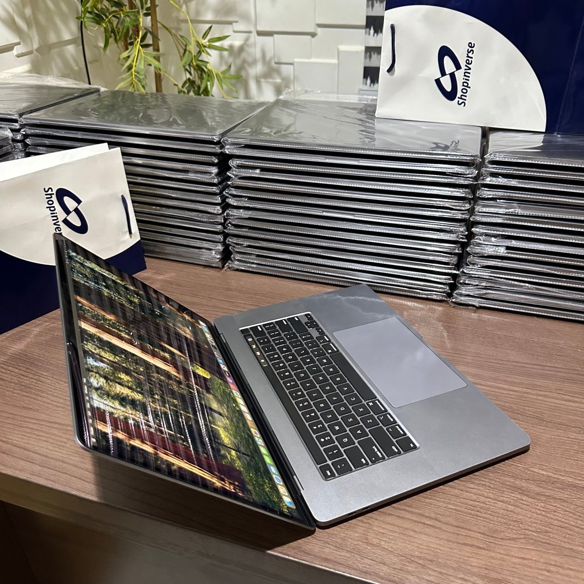 16 - inch Apple MacBook Pro 2019 - Intel Core i9 - 500GB SSD - 32GB RAM - 4GB Dedicated Graphics - Touch ID - Touch Bar - Keyboard Light