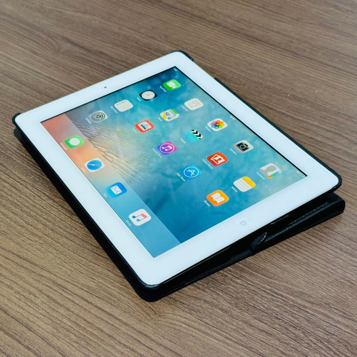 16GB Apple iPad 2 - WiFi - (Tiny crack on glass)