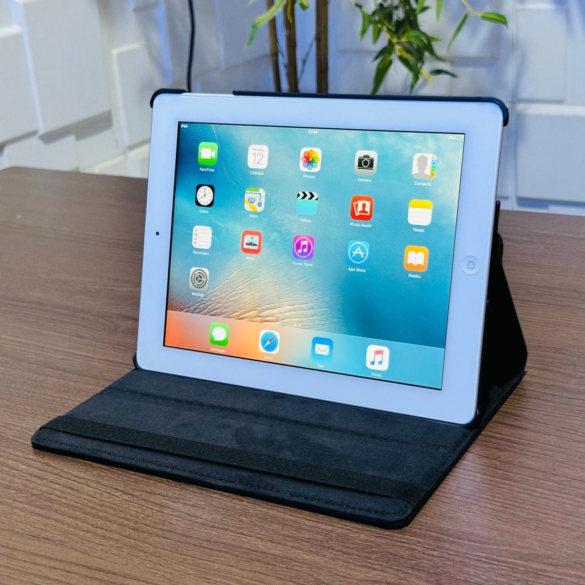 16GB Apple iPad 2 - WiFi - (Tiny crack on glass)