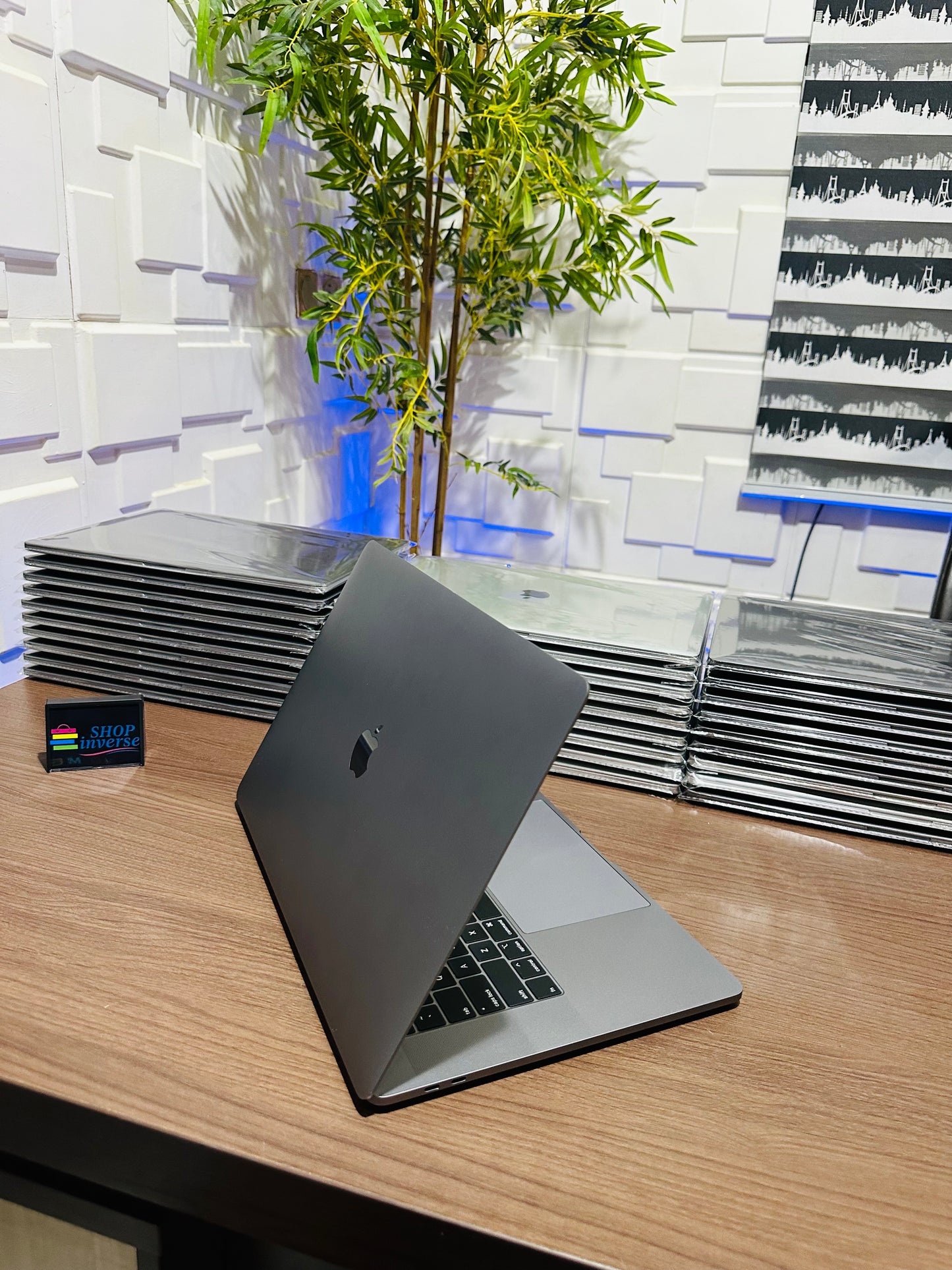 Apple MacBook Pro 2018 - Intel Core i7 - 500GB SSD - 32GB RAM - 4GB Dedicated Graphics - Touch ID - Touch Bar - Keyboard Light