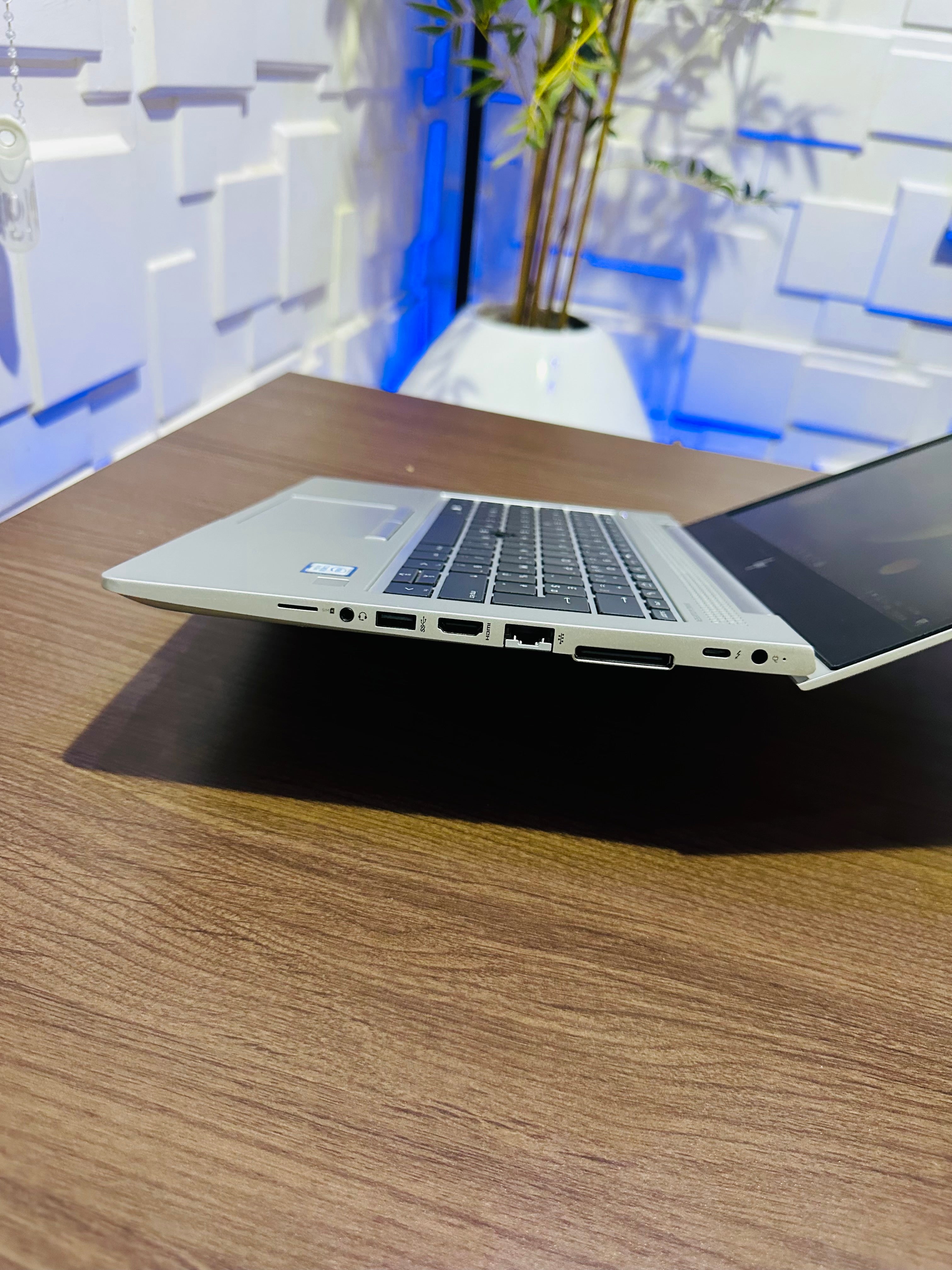 HP EliteBook 830 G5 - 8th Gen. Intel Core i5 - 256GB SSD - 8GB RAM