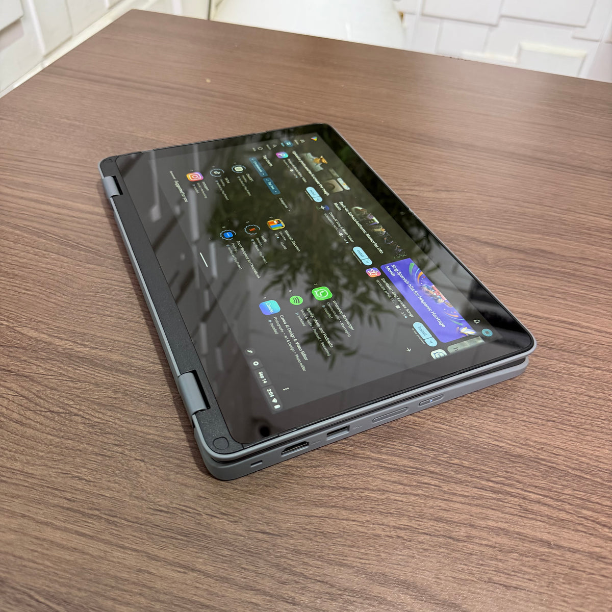 Lenovo 300e Yoga Chromebook Gen 4 | MediaTek Kompanio 520 | 8GB RAM | 64GB eMMC | Touchscreen