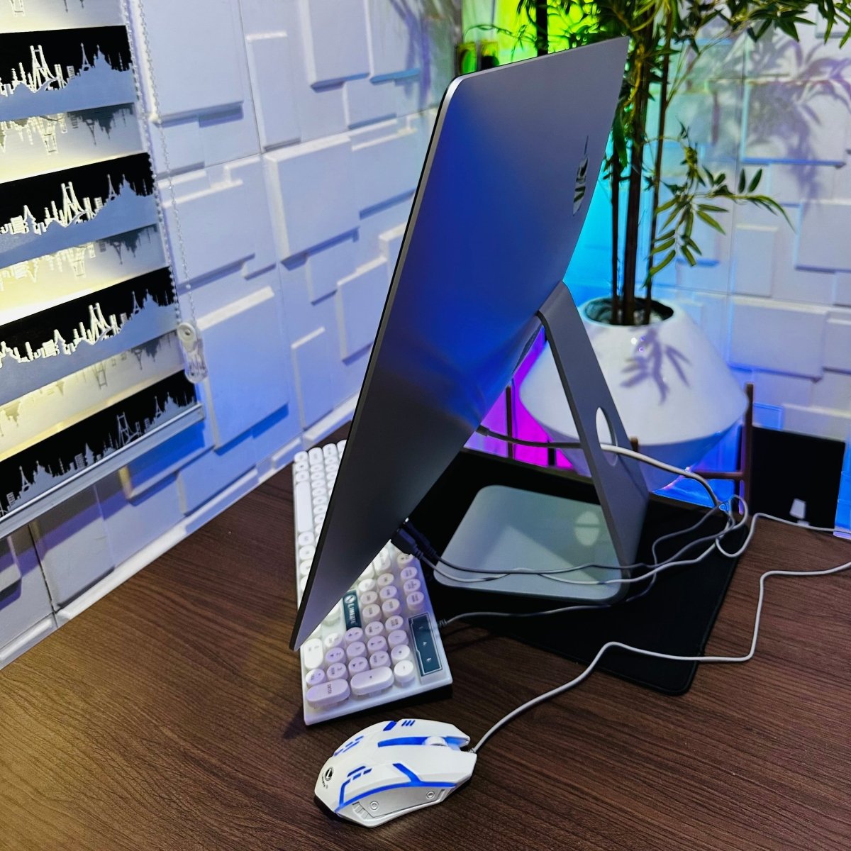 27 - inch Apple iMac Retina 5K 2017 - Intel Core i7 - 2TB HDD + 128GB SSD - 16GB RAM - 8GB Radeon Pro 580 Graphics - (Minor dent on glass)