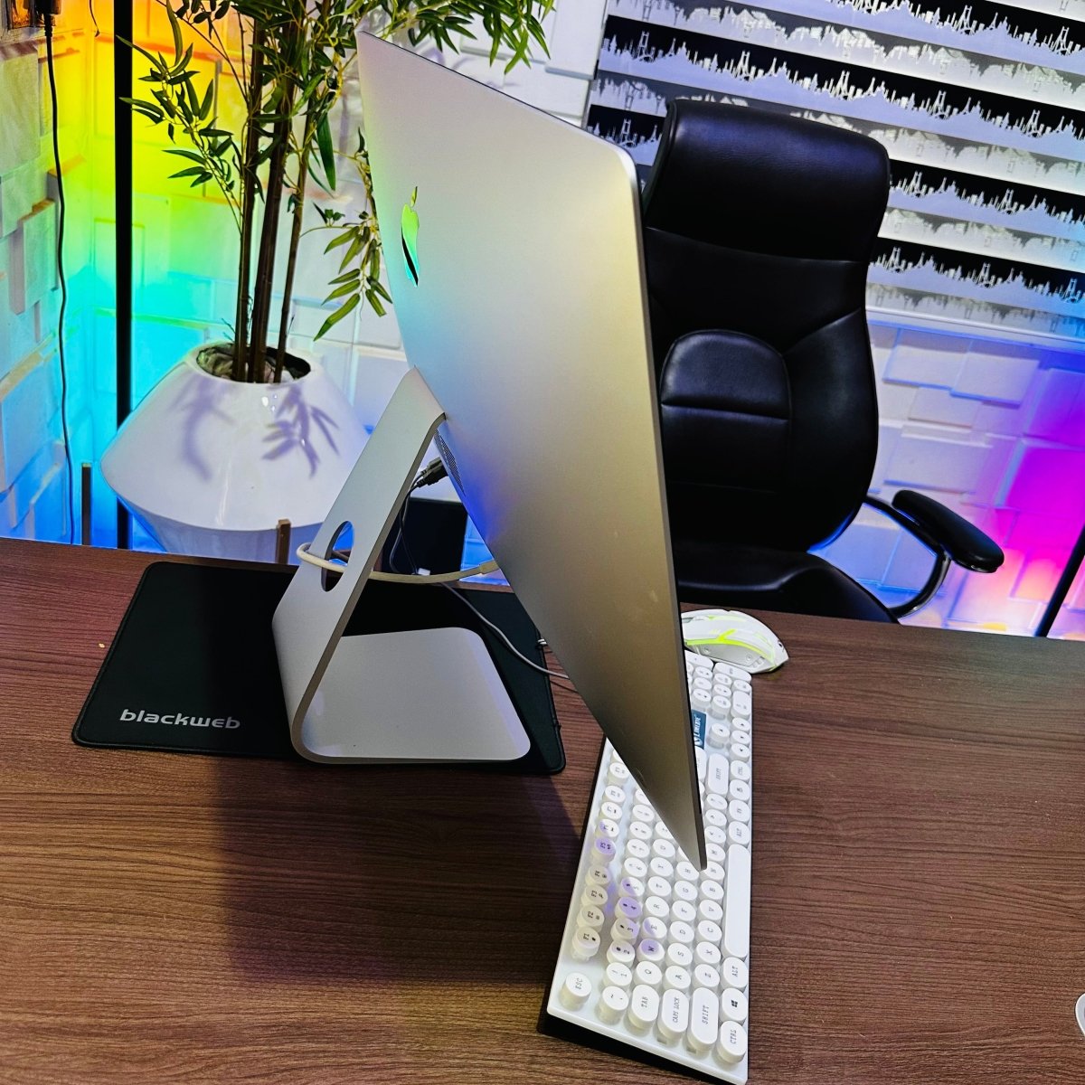 27 - inch Apple iMac Retina 5K 2017 - Intel Core i7 - 2TB HDD + 128GB SSD - 16GB RAM - 8GB Radeon Pro 580 Graphics - (Minor dent on glass)