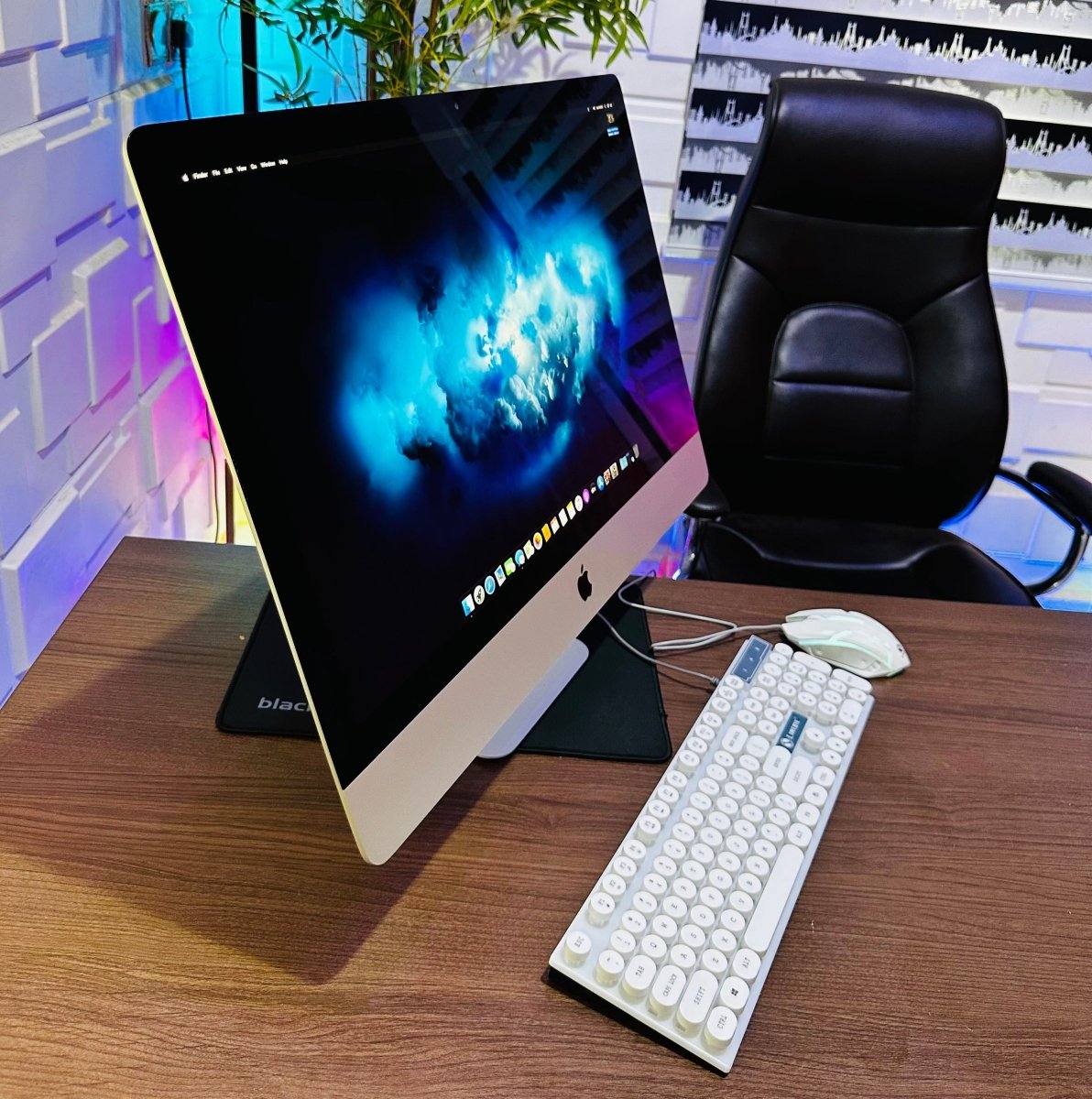 27 - inch Apple iMac Retina 5K 2017 - Intel Core i7 - 2TB HDD + 128GB SSD - 16GB RAM - 8GB Radeon Pro 580 Graphics - (Minor dent on glass)