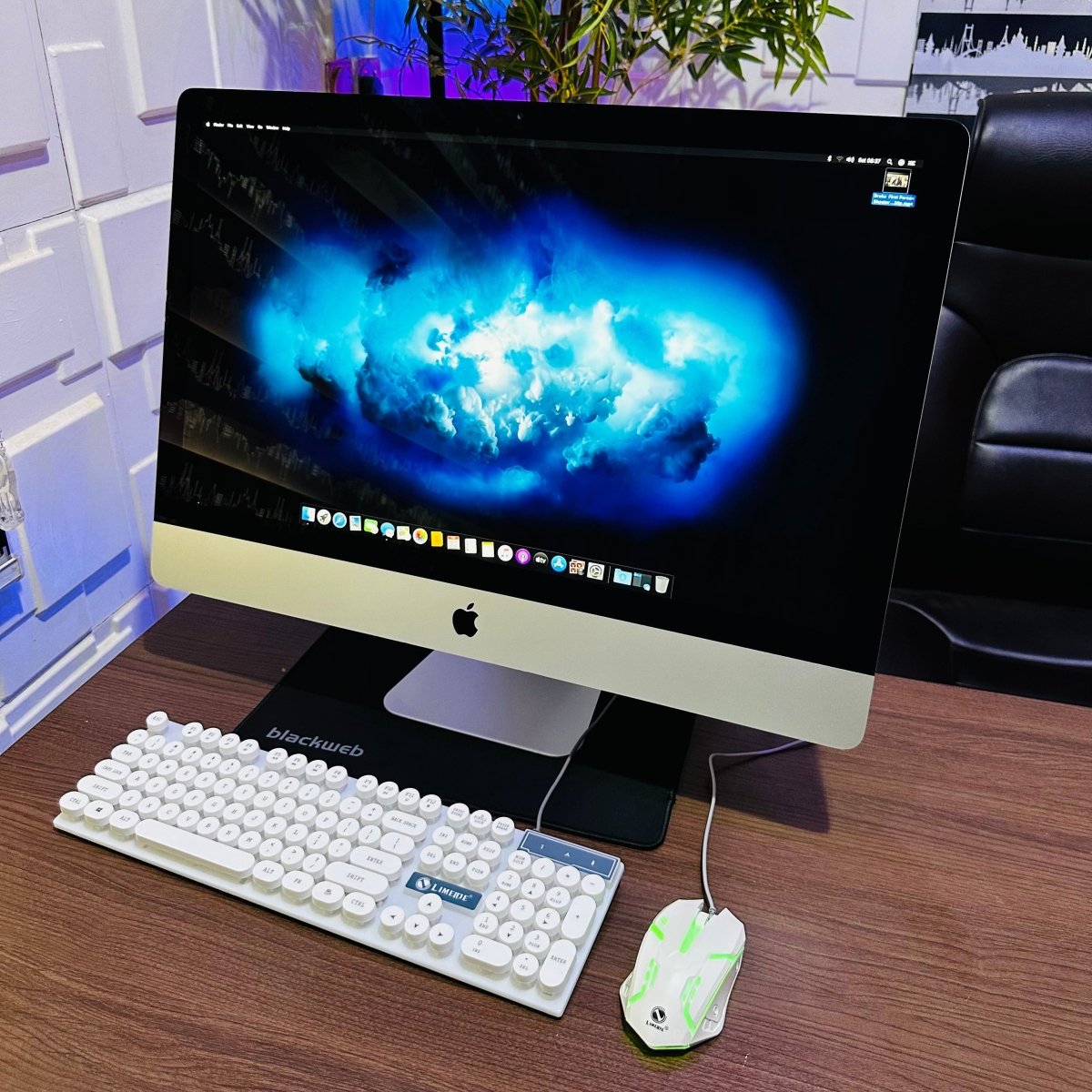 27 - inch Apple iMac Retina 5K 2017 - Intel Core i7 - 2TB HDD + 128GB SSD - 16GB RAM - 8GB Radeon Pro 580 Graphics - (Minor dent on glass)