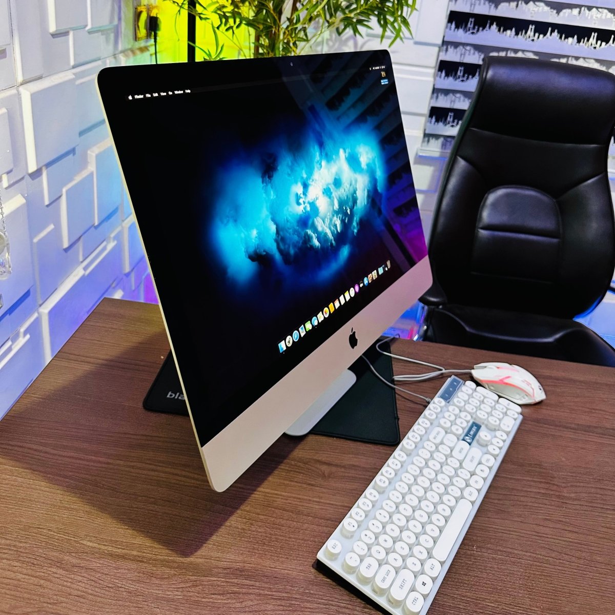 27 - inch Apple iMac Retina 5K 2017 - Intel Core i7 - 2TB HDD + 128GB SSD - 16GB RAM - 8GB Radeon Pro 580 Graphics - (Minor dent on glass)