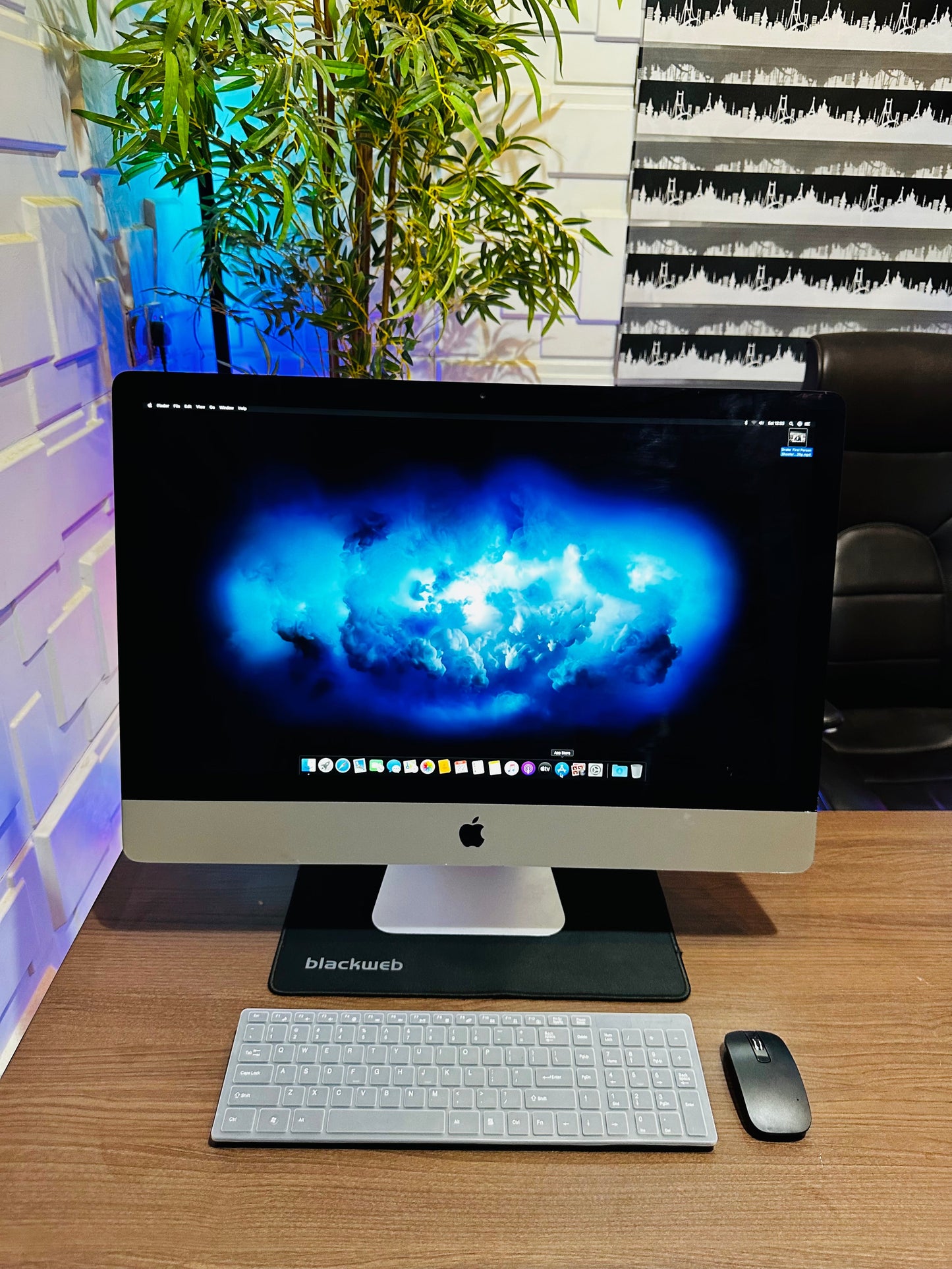 27-inch Apple iMac 2012 - Intel Core i7 - 1TB HDD - 8GB RAM - 1GB Nvidia GeForce GTX Graphics - (Tiny crack on glass)