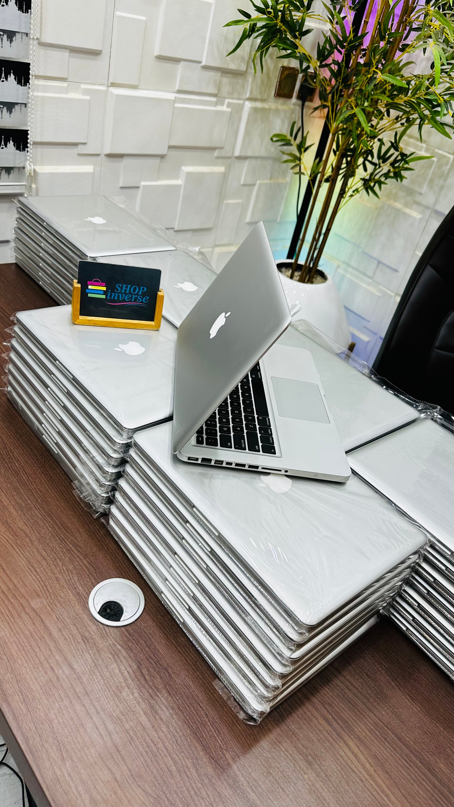13.3 inches Apple MacBook Pro 2012  - Intel Core i5 - 500GB HDD - 4GB RAM - Keypad Light
