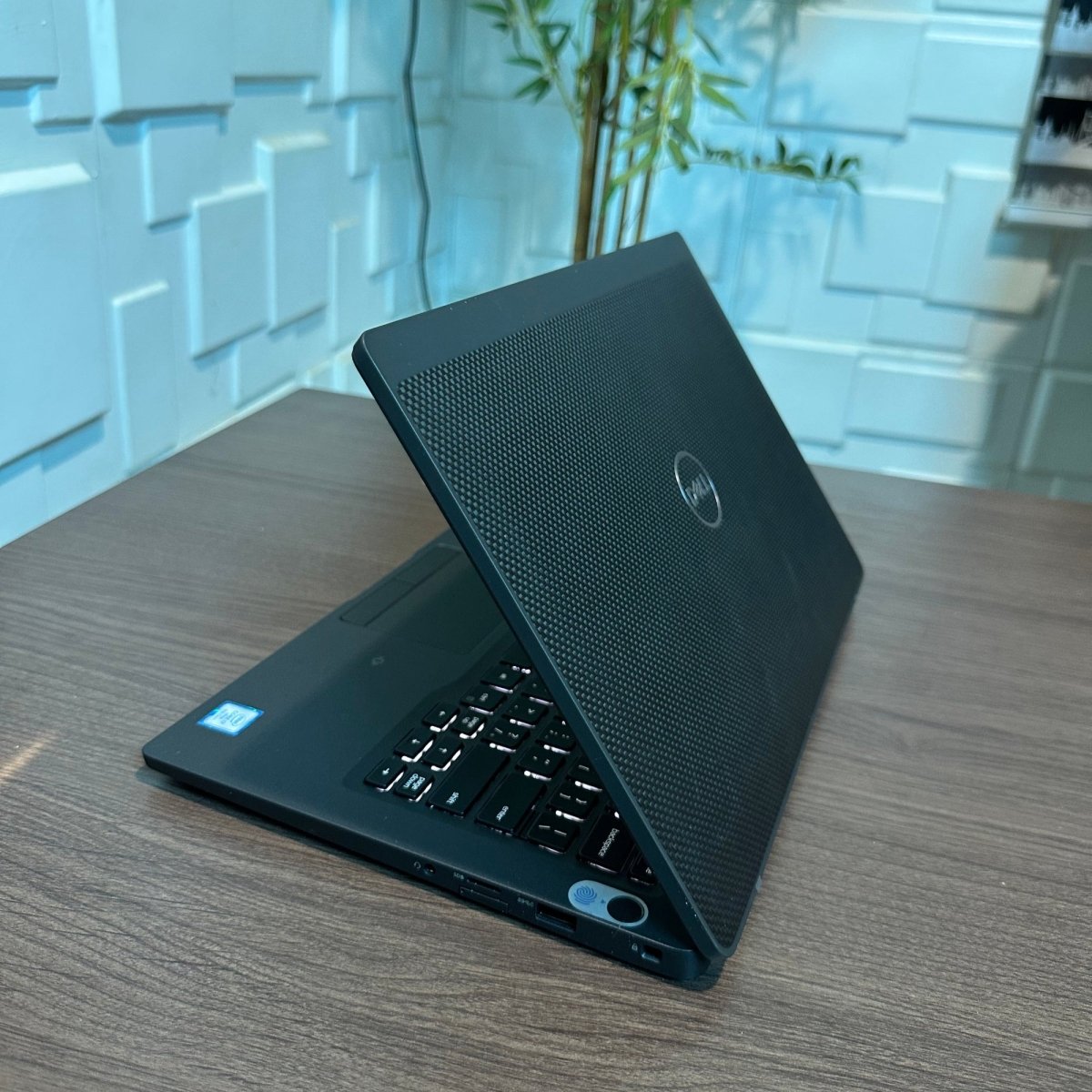 Dell Latitude 7400 - 8th Gen. Intel Core i5 - 256GB SSD - 16GB RAM - keyboard Light - Touchscreen