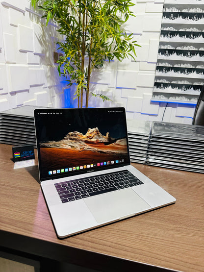 Apple MacBook Pro 2018 - Intel Core i7 - 500GB SSD - 16GB RAM - 4GB Dedicated Graphics - Touch ID - Touch Bar - Keyboard Light