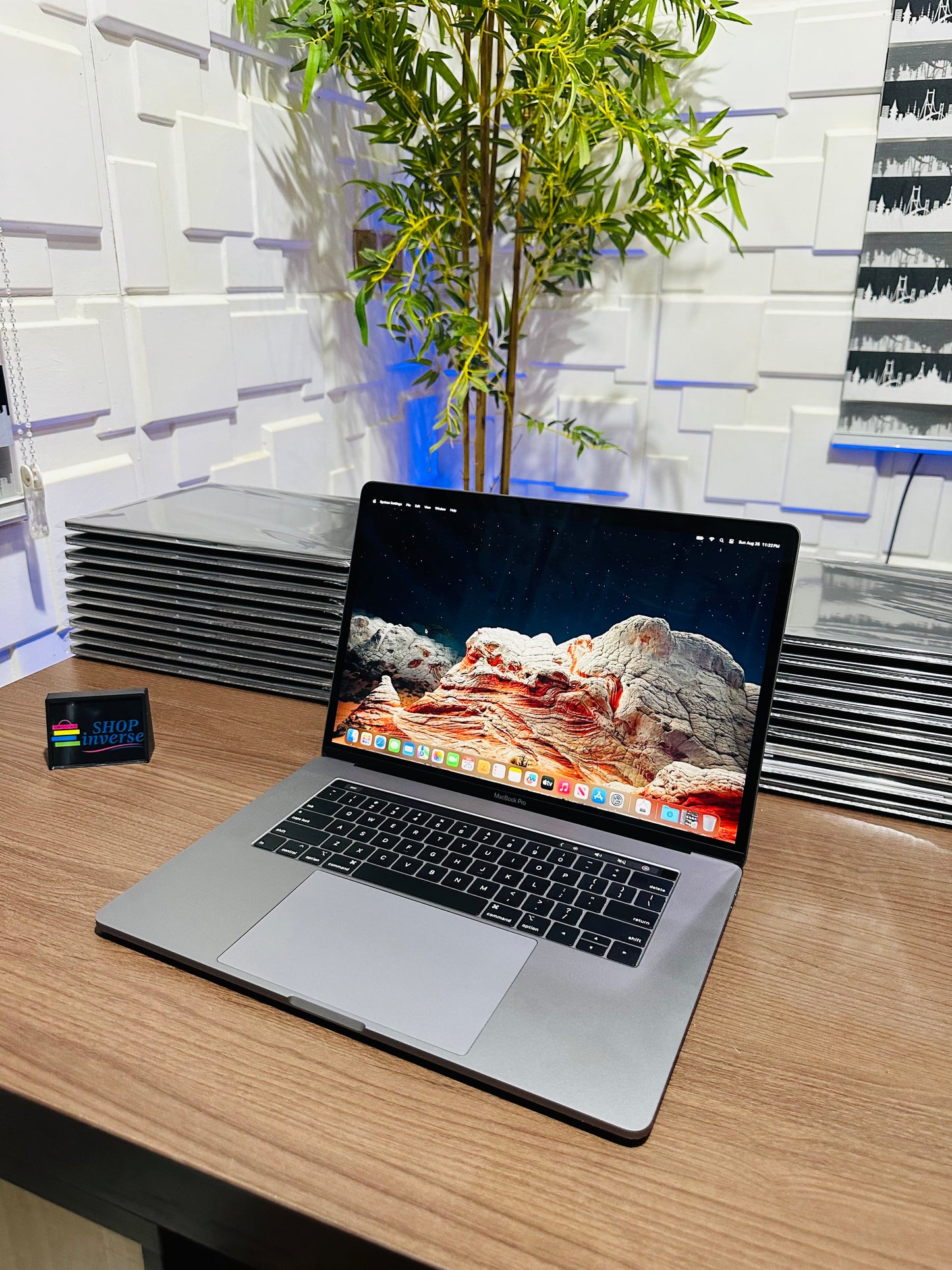 16-inch Apple MacBook Pro 2019 - Intel Core i7 - 500GB SSD - 16GB RAM - 4GB Dedicated Graphics - Touch ID - Touch Bar - Keyboard Light