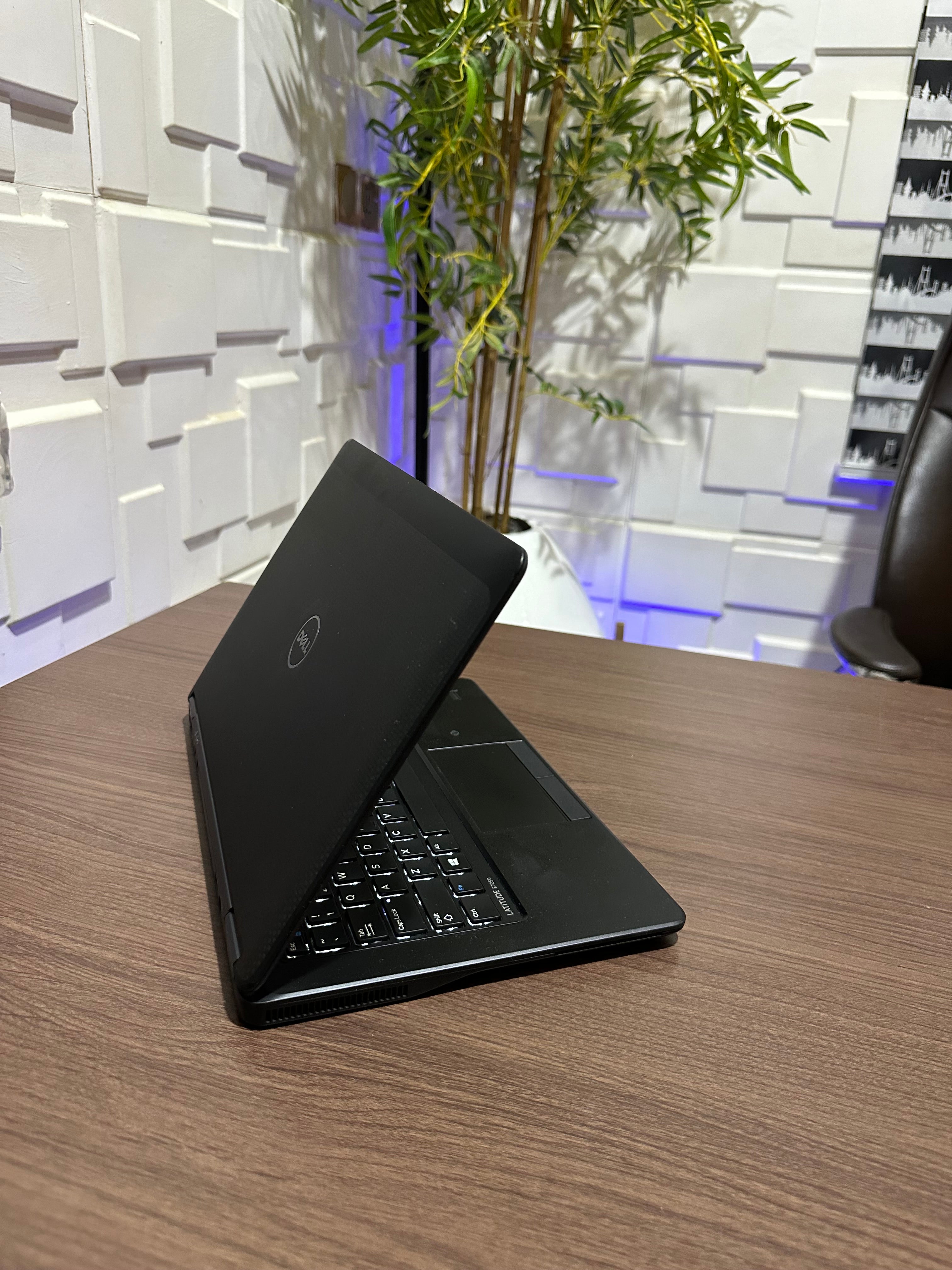 Dell Latitude E7250 - Intel Core i5 - 256GB SSD - 8GB RAM - Touchscreen - (Minor body scratch)